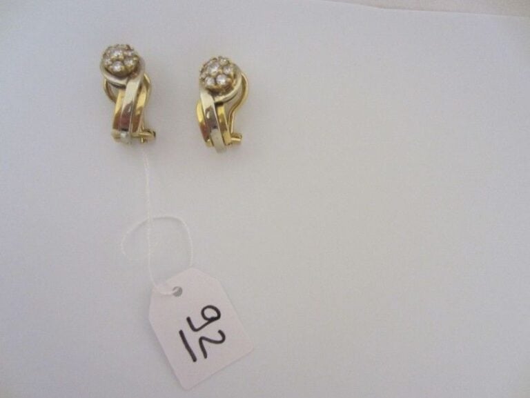 PAIRE de BOUCLES D?OREILLES en or jaune et or gris (750 millièmes), partiellement serti de diamant