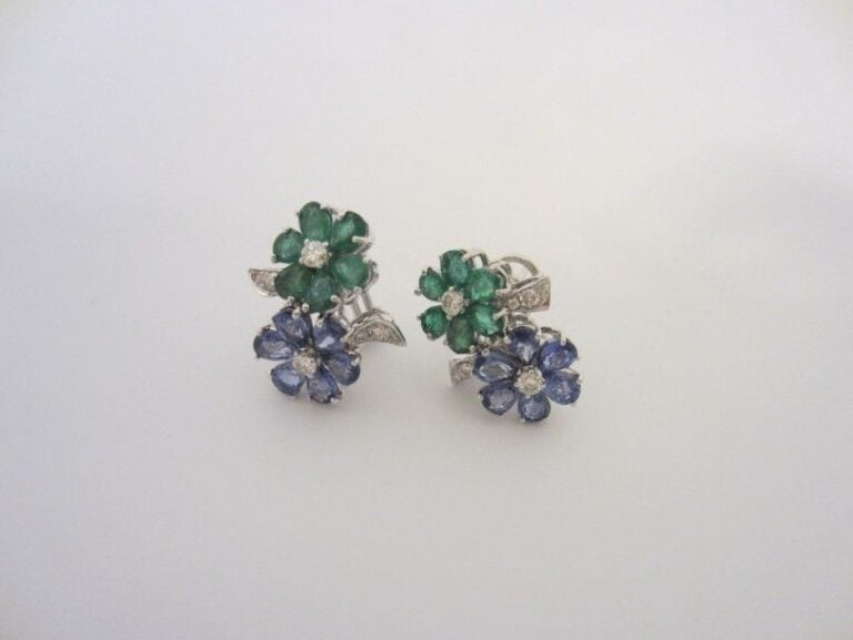 PAIRE de BOUCLES D?OREILLES «fleurettes» en or gris (750 millièmes) serti de saphirs, émeraudes taillés en poire et diamants taille brillan