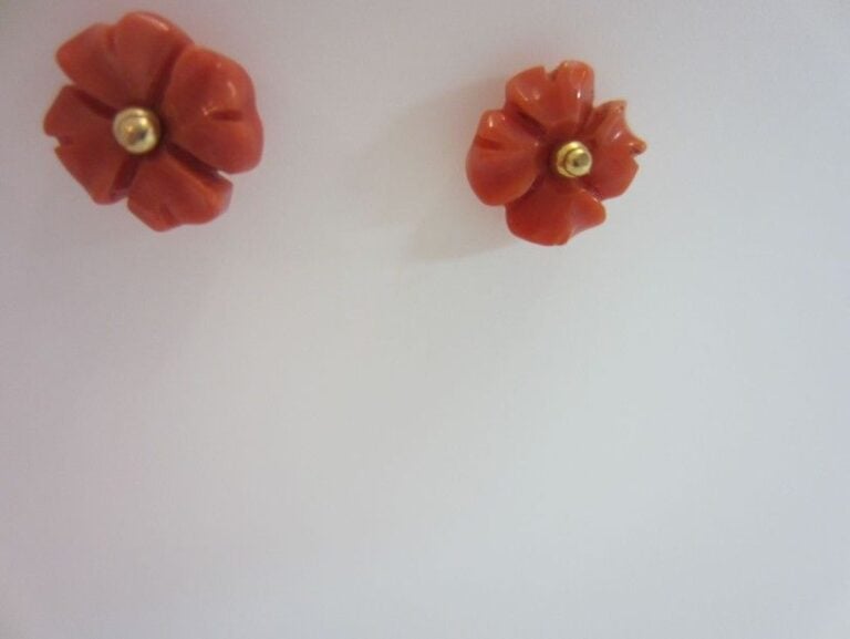 PAIRE DE BOUCLES D?OREILLES «fleurs» en or jaune (750 millièmes) orné de corail sculpt
