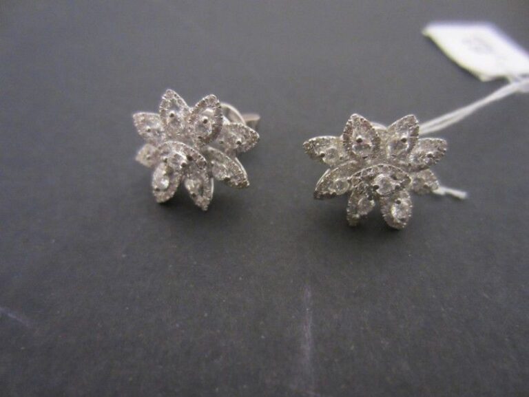 PAIRE DE BOUCLES D’OREILLES «fleurs stylisées» en or gris (750 millièmes) ajouré serti de diamants taille brillant dont dix-huit plus importants