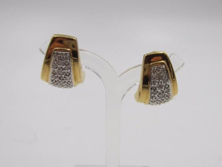PAIRE de BOUCLES D’OREILLES géométriques en or jaune et or gris (750 millièmes) pavé de diamants taille brillan