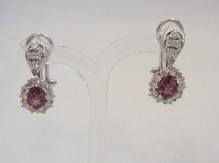 PAIRE de BOUCLES D’OREILLES « gouttes » en or gris (750 millièmes) serti de diamants taille brillant et deux saphirs violets de forme poir
