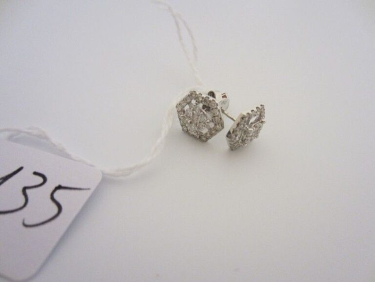 PAIRE DE BOUCLES D?OREILLES hexagonales en or gris (750 millièmes) serti de diamant