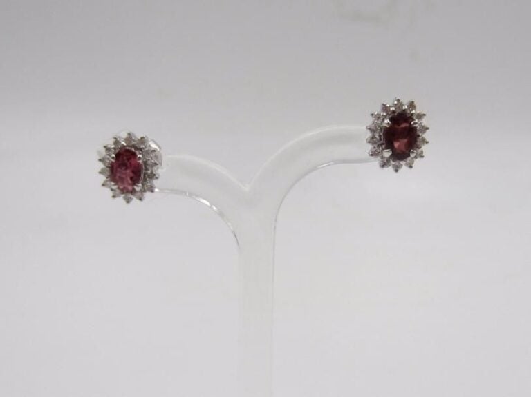 PAIRE de BOUCLES D’OREILLES  « marguerites » en or gris (750 millièmes) serti d’une tourmaline rose de forme ovale entourée de diamants taille brillant             Long        : 0,9 cm        Poids brut : 2,7 g