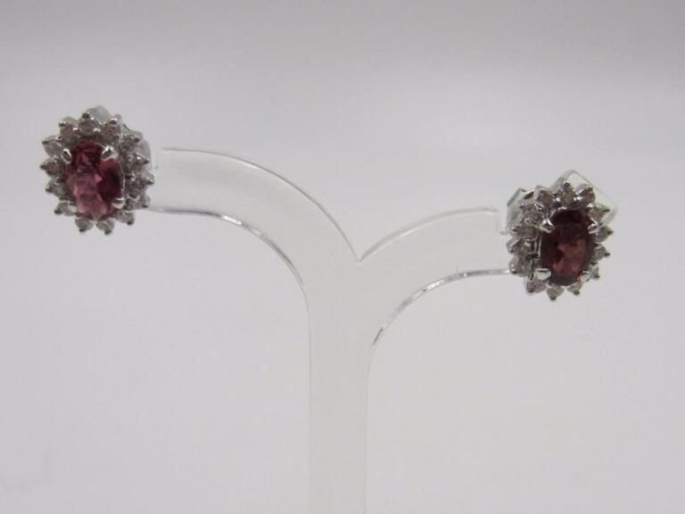 PAIRE de BOUCLES D’OREILLES  « marguerites » en or gris (750 millièmes) serti d’une tourmaline rose de forme ovale entourée de diamants taille brillan