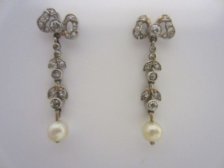 PAIRE de BOUCLES D?OREILLES "noeuds" en or (750 millièmes)serti de diamants et de perles de culture blanche
