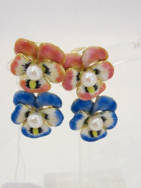PAIRE de BOUCLES D’OREILLES « orchidées » articulée en or jaune (750 millièmes) orné de deux petites perles de culture blanches et d’émail polychrom