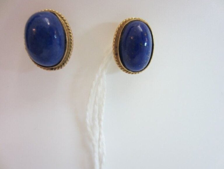 PAIRE DE BOUCLES D?OREILLES ovales en or rose 14 carats (585 millièmes) serti de cabochons de lapis lazul