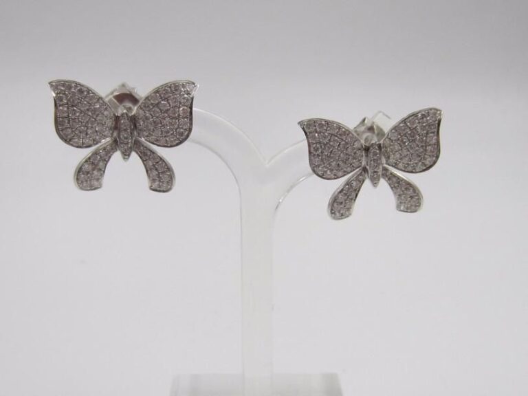PAIRE de BOUCLES D’OREILLES « papillons » en or gris (750 millièmes) pavé de diamants taille brillan
