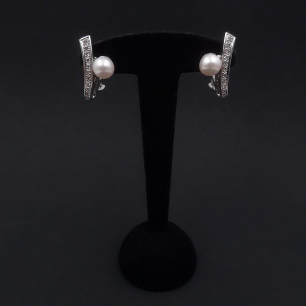 Paire de BOUCLES d’OREILLES « volutes » en or gris (750 millièmes) serti de perles de culture blanches et alignements de diamant