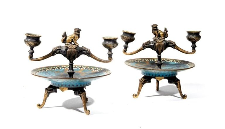 Paire de bougeoirs en bronze à 2 binets en émaux cloisonné