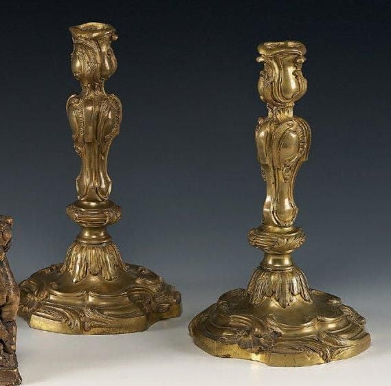 Paire de bougeoirs en bronze ciselé à décor rocaille dans le goût de Meissonnie