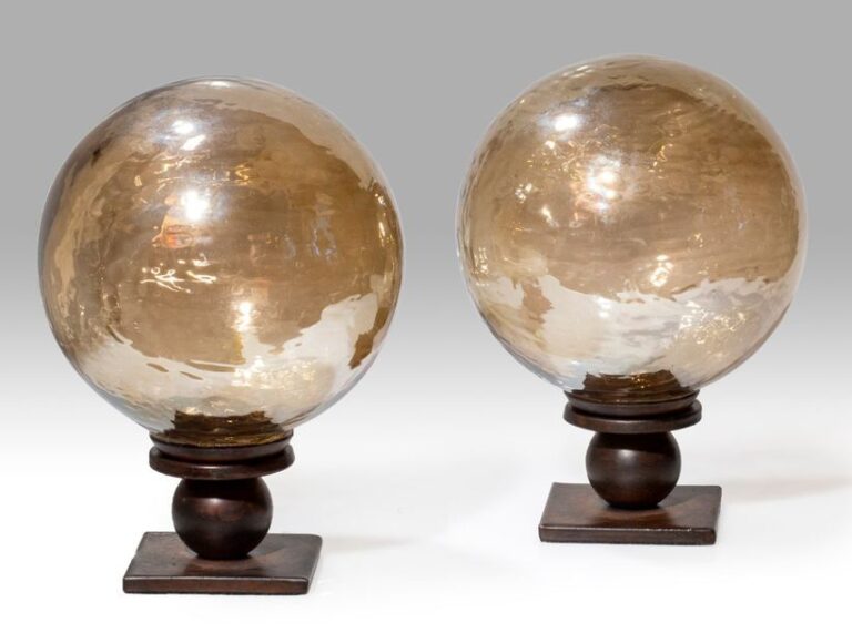 Paire de boules décoratives en verre argenté, sur base en métal patin