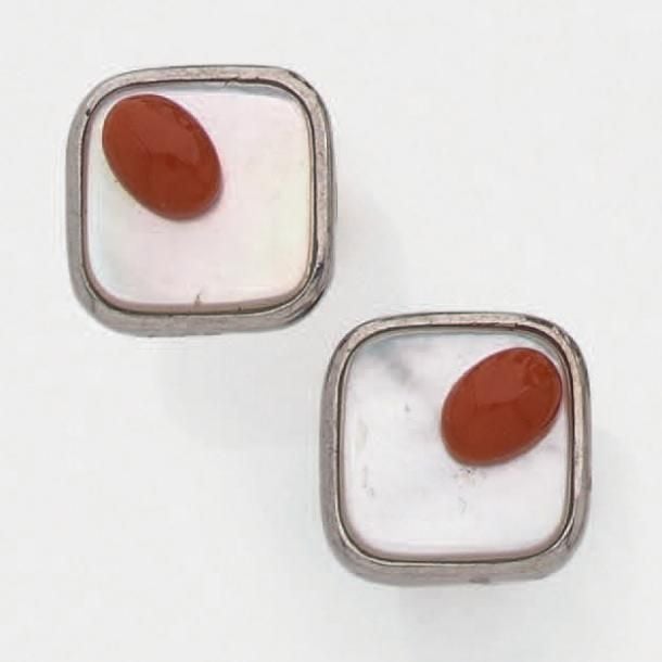 PAIRE de BOUTONS DE MANCHETTE coussin en argent (925 millièmes) orné de nacre blanche surmontée d'un cabochon de corail de forme oval