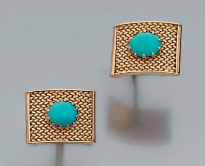 PAIRE de BOUTONS DE MANCHETTE rectangulaire en or jaune à motif maille milanaise, serti d'un cabochon de turquois