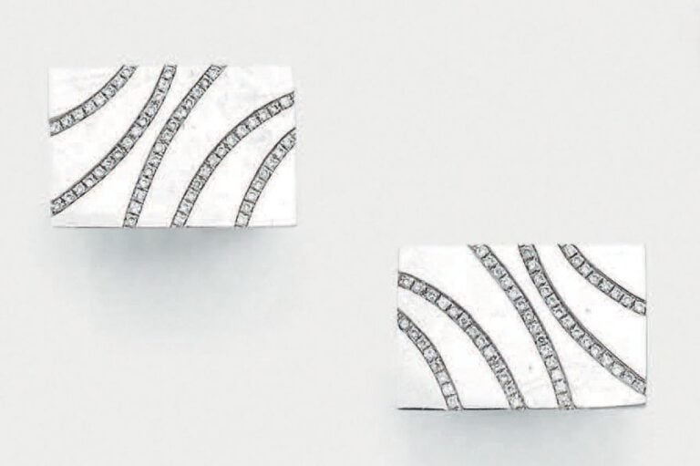 PAIRE de BOUTONS DE MANCHETTE rectangulaires en or gris (750 millièmes) serti de lignes de diamants taille brillan