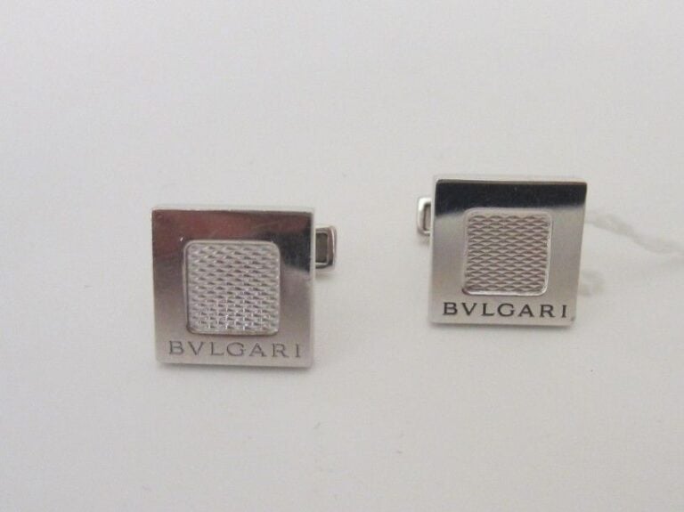 PAIRE de BOUTONS DE MANCHETTES carrés en or gris (750 millièmes) guilloché et grav