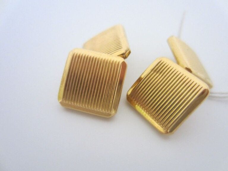 Paire de BOUTONS de MANCHETTES "carrés" en or jaune (750 millièmes) guilloch
