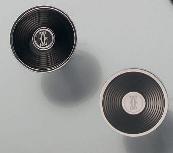 Paire de BOUTONS DE MANCHETTES circulaires en argent partiellement guilloché et orné d'émail translucid