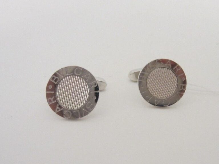 PAIRE de BOUTONS DE MANCHETTES circulaires en or gris (750 millièmes) guilloché et grav