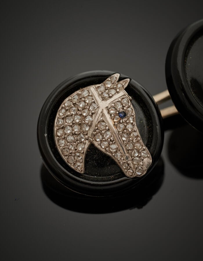 Paire de BOUTONS DE MANCHETTES en or gris (750‰) orné d'onyx, flanqué d'un diam…