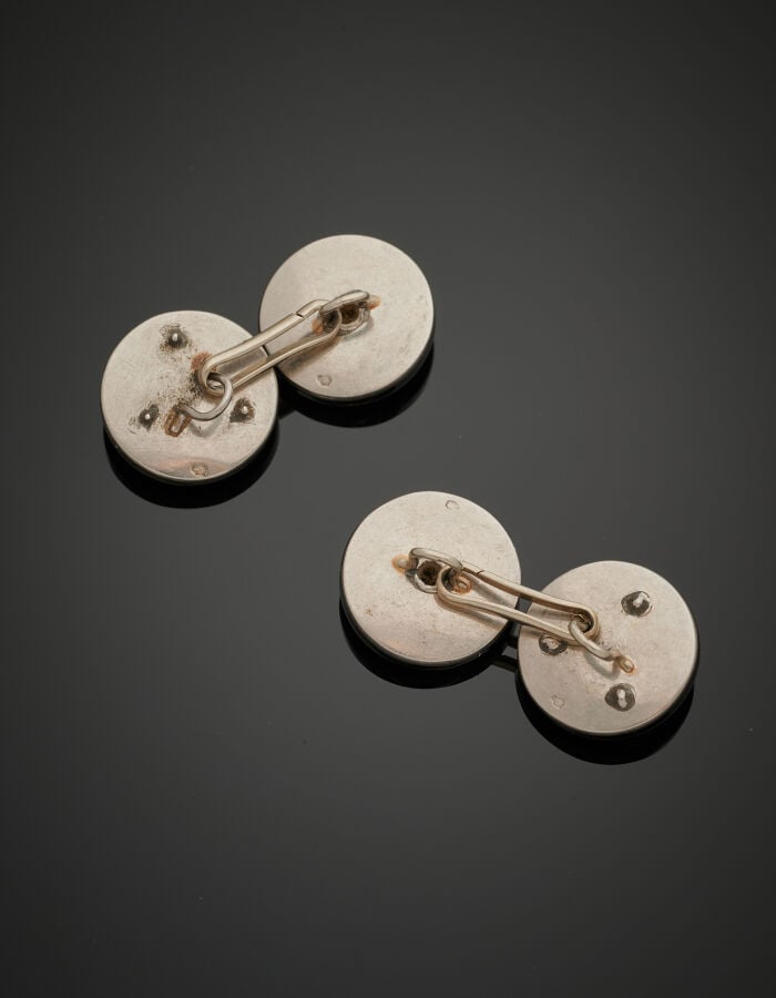 Paire de BOUTONS DE MANCHETTES en or gris (750‰) orné d'onyx, flanqué d'un diam…