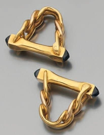 Paire de BOUTONS DE MANCHETTES en or jaune à motif « gourmette » terminé par un saphir taillé en pain de sucr