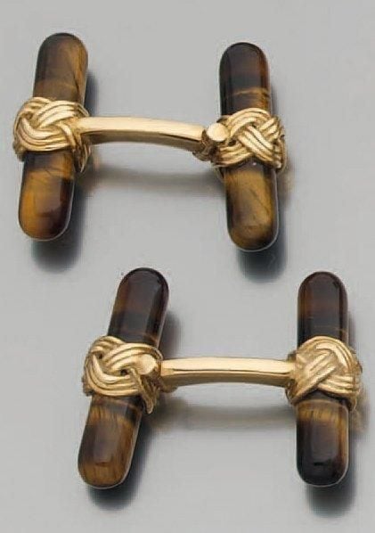Paire de BOUTONS DE MANCHETTES en or jaune godronné et tressé serti de quatre bâtonnets de quartz oeil de tigr