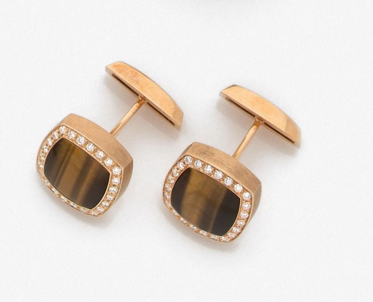 •Paire de BOUTONS DE MANCHETTES en or rose serti de quartz-œil-de-tigre entouré de diamants taille brillan