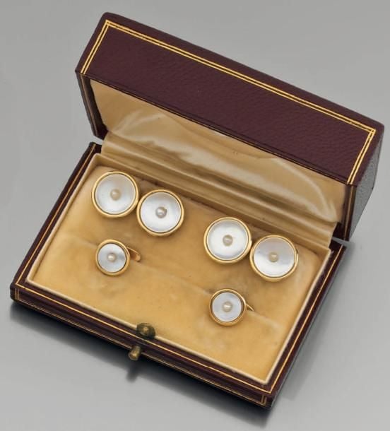 Paire de BOUTONS DE MANCHETTES et deux BOUTONS DE COL circulaires en or jaune serti de nacre et d'une perle fine au centr