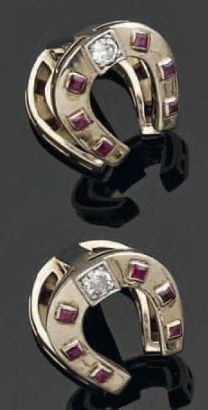 Paire de BOUTONS DE MANCHETTES « fers à cheval » en platine et or gris serti de diamants et pierres rouges calibrée
