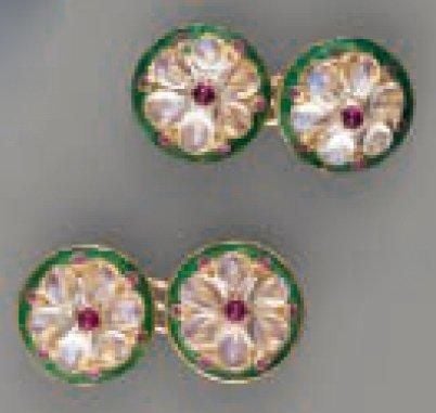 Paire de BOUTONS DE MANCHETTES "fleurs" circulaires en or jaune orné d'émail vert translucide et serti de pierres de lune et petits rubis cabochon