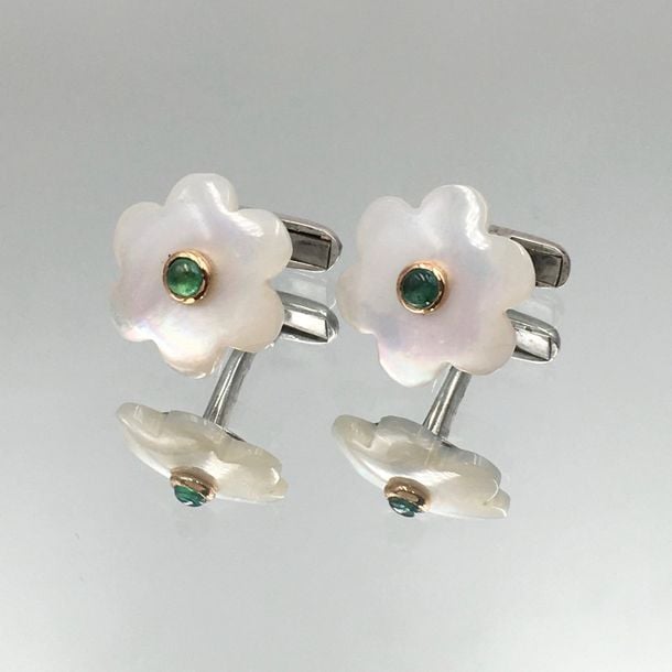 Paire de BOUTONS de MANCHETTES «fleurs» en or jaune (375 millièmes) 9 carats et argent (mi