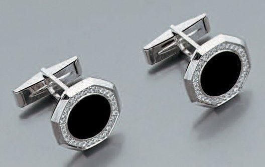 PAIRE de BOUTONS DE MANCHETTES octogonaux en or gris serti d'onyx entouré de diamants taille brillan
