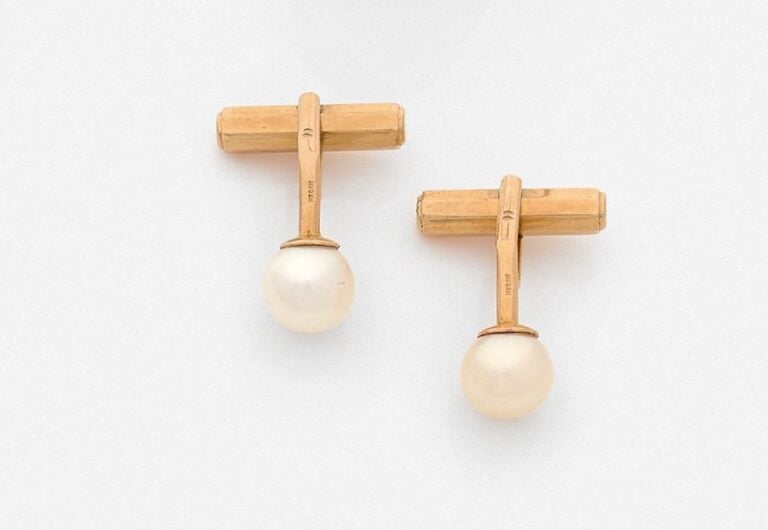 Paire de BOUTONS de MANCHETTES or jaune (750 millièmes) orné d'une perle de culture blanch