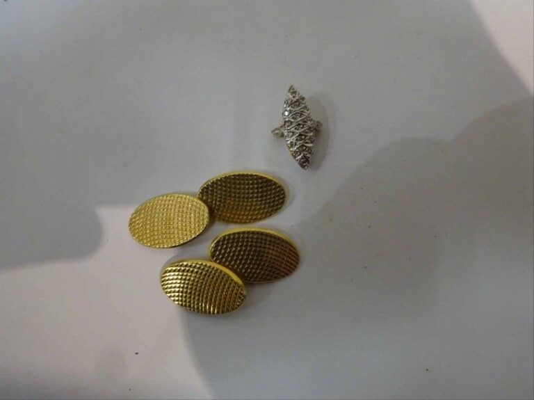 Paire de boutons de manchettes ovales en or jaune 18K (750°/00) à décor de pointes de diamant