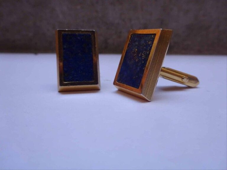 Paire de BOUTONS DE MANCHETTES rectangulaires en métal doré sertis de lapis-lazuli