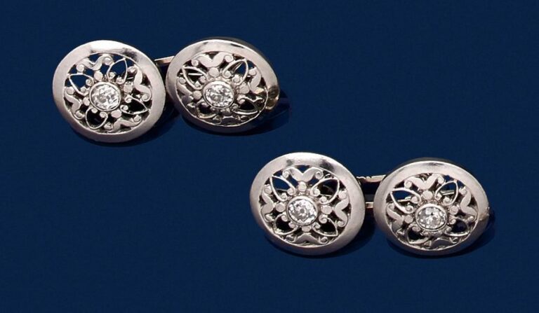 Paire de BOUTONS de MANCHETTES ronds en or gris (750 millièmes) ajouré, serti d'un diamant taille ancienn
