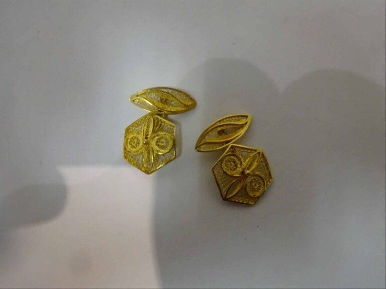 Paire de boutons de manchettes ronds en or jaune 18K (750°/00) à déco filigran