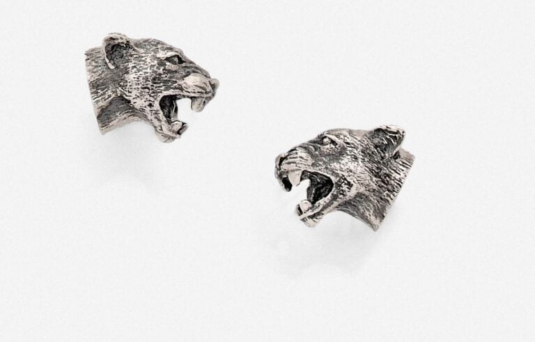 Paire de BOUTONS de MANCHETTES «têtes de panthère» en argent (mi