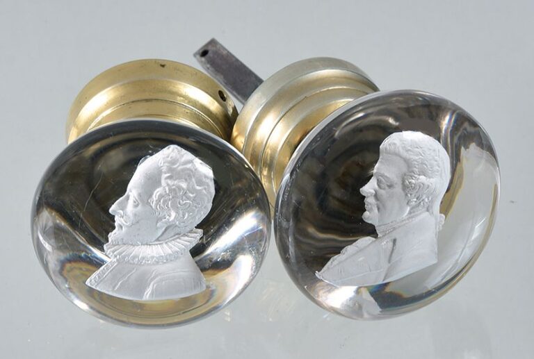 Paire de boutons de porte orné de deux cristallo-cérames représentant l'un Shakespeare, l'autre Robert Brown (1773-1858), botaniste écossai