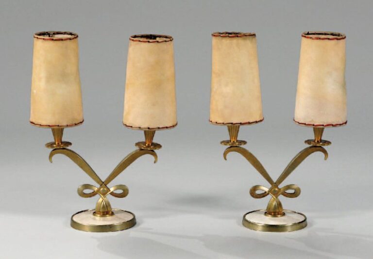 Paire de bouts de table à deux bras de lumière en laiton doré en volutes croisées sur socle rond, gainé d'origine de parchemi