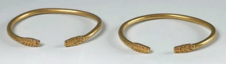 Paire de bracelets ouverts circulaires terminés par deux têtes de serpents stylisé