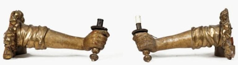 Paire de bras de lumière en bois sculpté, polychromé et dor