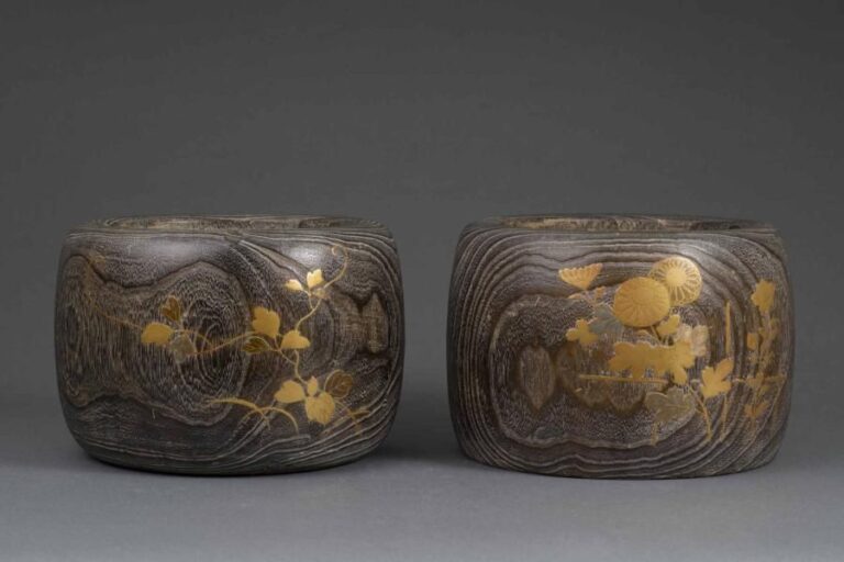 PAIRE DE BRASEROS A DECOR DE CHRYSANTHEMES, HIBACHI Japon, Epoque XXe siècle Circulaires, en bois veiné et à décor laqué or, sur leurs pourtours, de chrysanthèmes stylisé