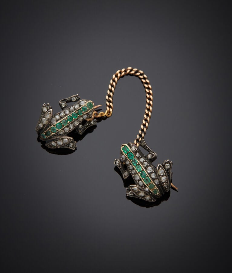 Paire de BROCHES miniatures "grenouilles" reliées par une chaînette, en or jaun…