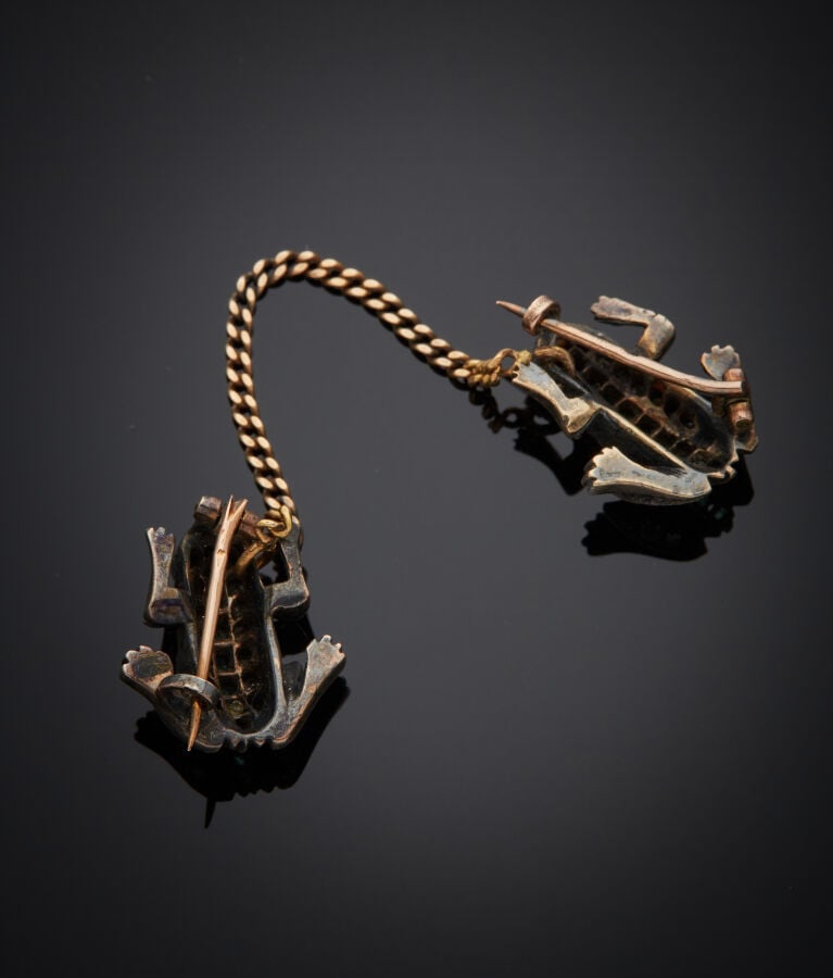 Paire de BROCHES miniatures "grenouilles" reliées par une chaînette, en or jaun…