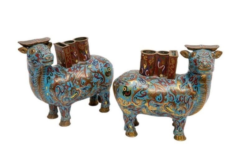 PAIRE DE BUFFLES EN EMAUX CLOISONNES SUR CUIVRE