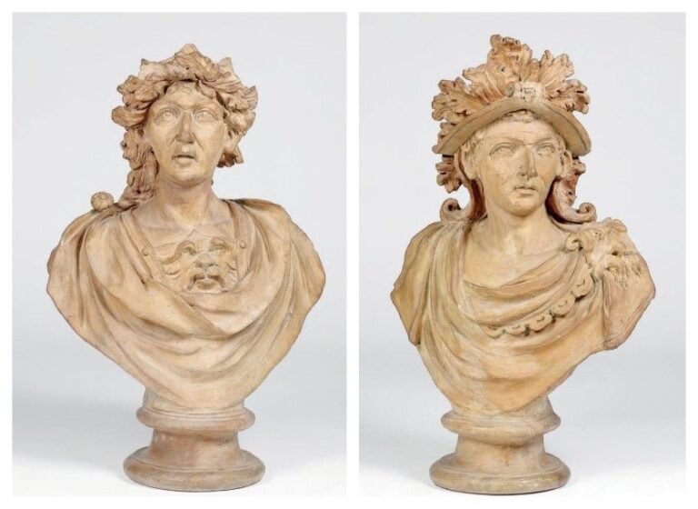 Paire de bustes en terre cuite représentant des personnages à l'antique coiffés d'un casque à panache ou d'une couronne ouverte et vêtus de toges découvrant, pour l'un, une armure à masque grimaçan