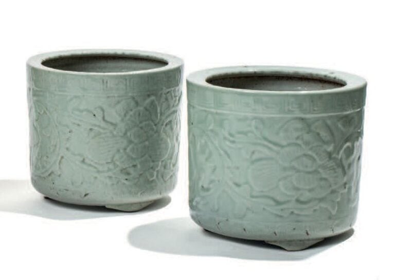PAIRE DE CACHE-POTS en céramique céladon à décor flora